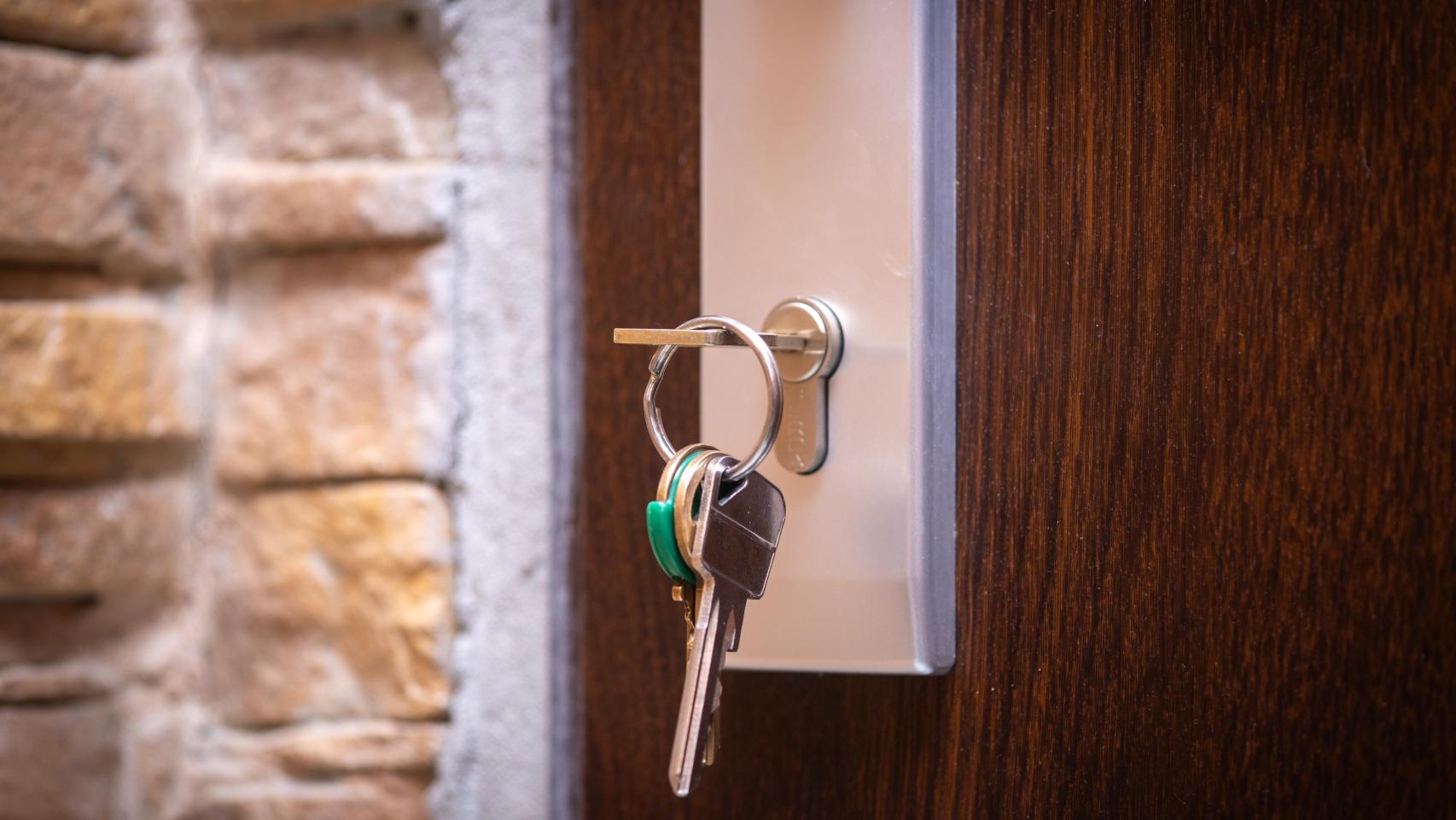 Un conjunto de llaves insertadas en una cerradura