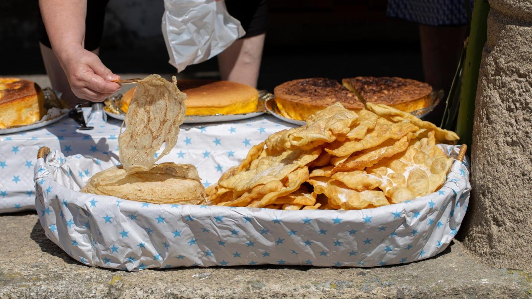 Una mujer prepara un pedido de filloas