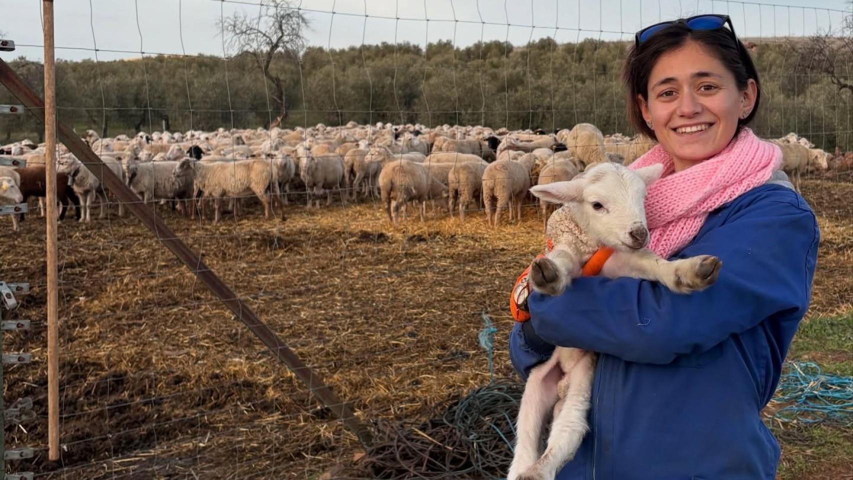 Ana Cristina sosteniendo a una de sus ovejas.
