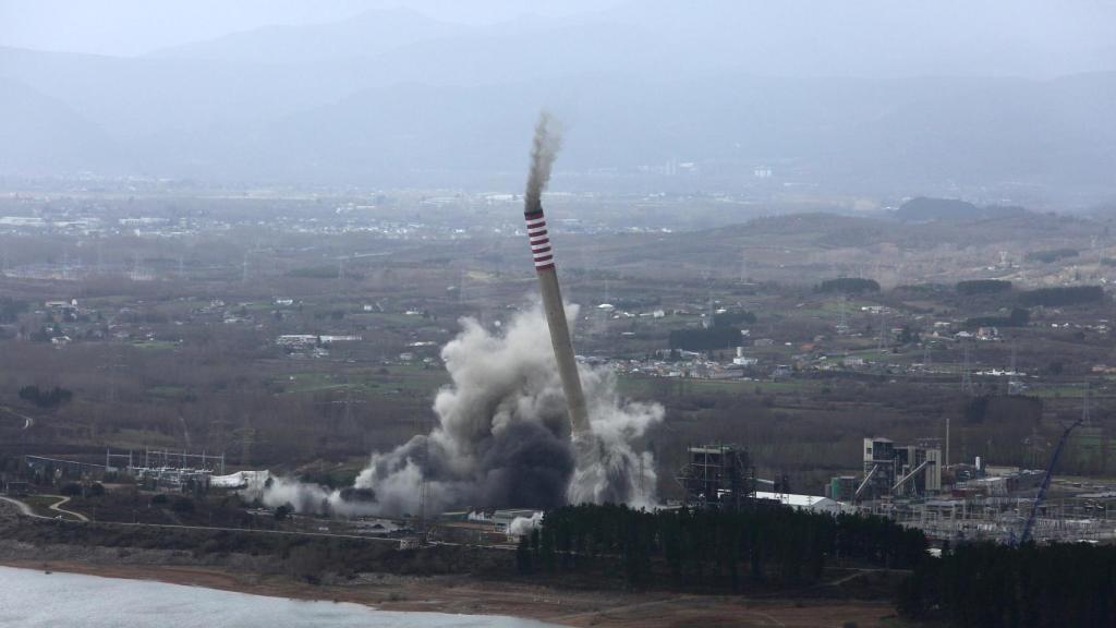 Demolición de las chimeneas de la antigua Central Térmica de Compostilla II de Cubillos del Sil (León)