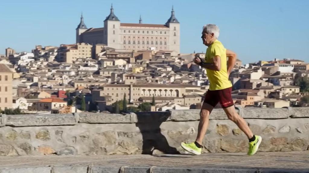 Captura de pantalla al vídeo de YouTube en el que sale Juan López corriendo.