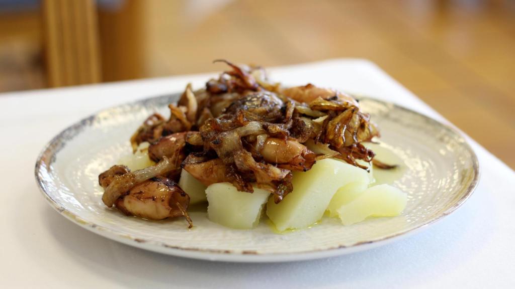 Chipirones encebollados