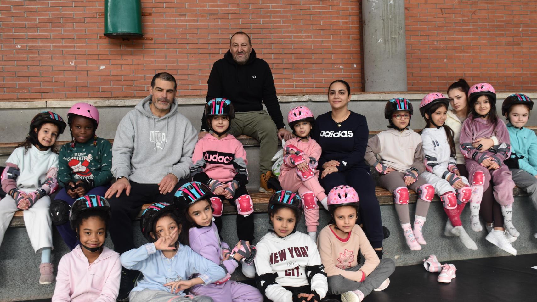 Alberto Rodríguez, 'Bertoni', en lo alto de la grada junto al equipo de Panteras Rosas, un proyecto deportivo de inclusión con niñas gitanas y árabes