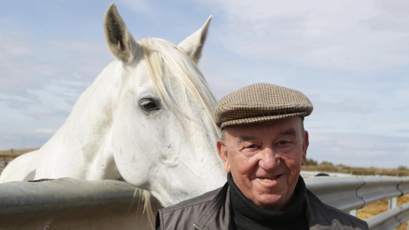 Benedicto Cedillo junto a uno de sus caballos.