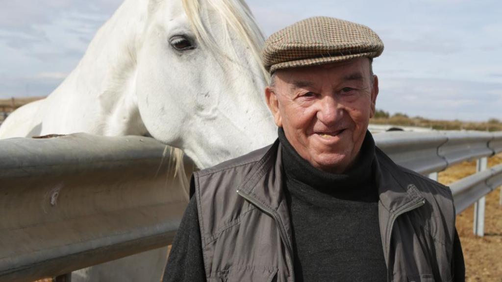 Benedicto Cedillo junto a uno de sus caballos.