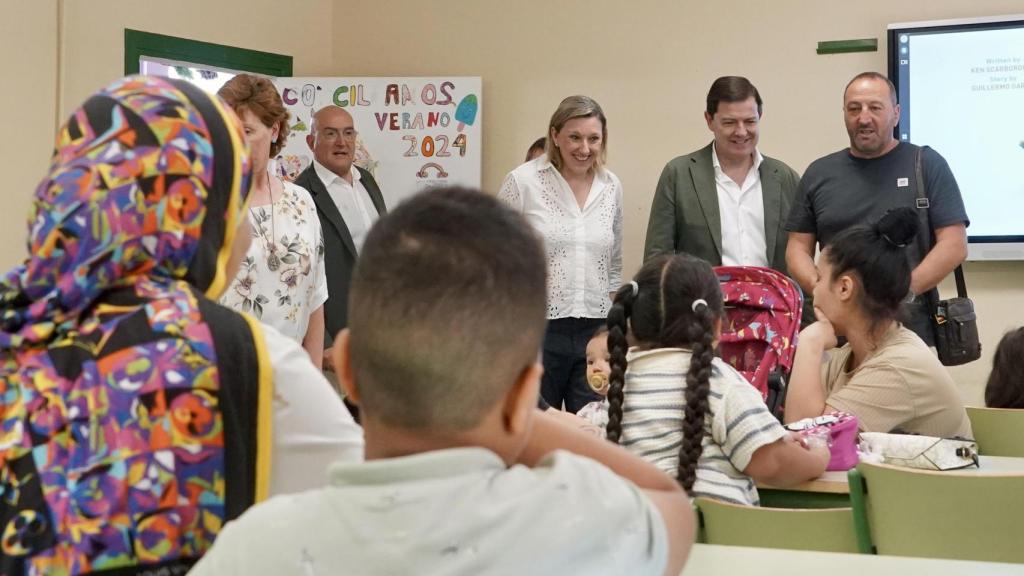 El presidente de la Junta, Alfonso Fernández Mañueco, y el alcalde de Valladolid, Jesús Julio Carnero, participan en la visita los centros educativos del proyecto de inclusión ‘Pajarillos Educa’