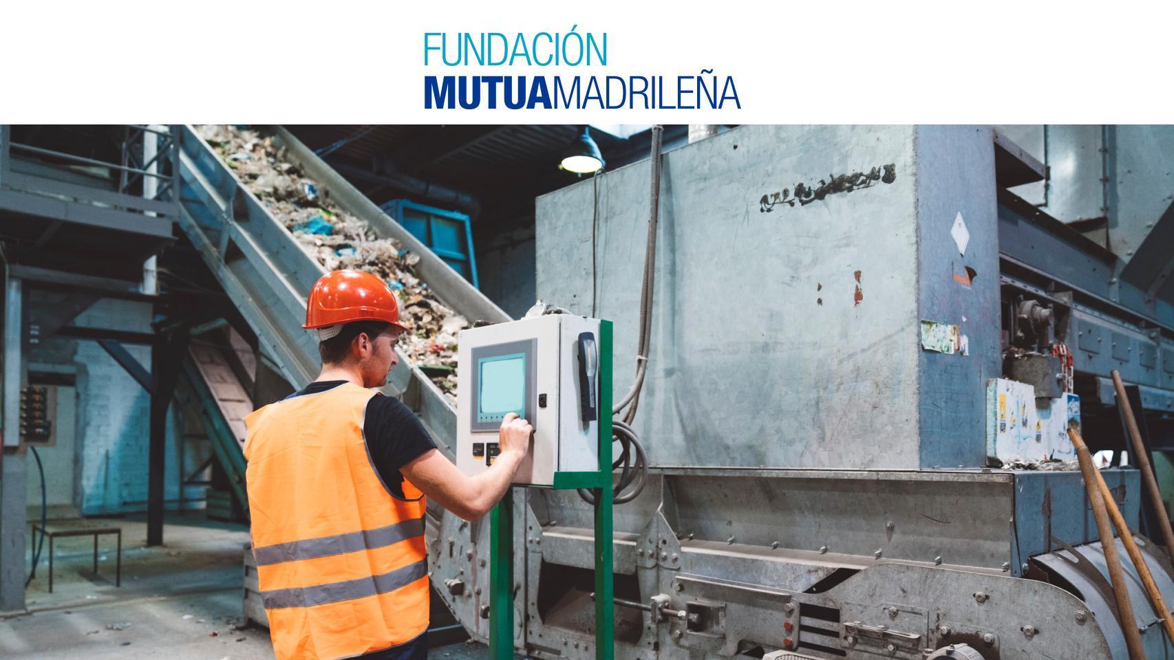 Imagen de archivo de un joven trabajando en gestión de residuos.