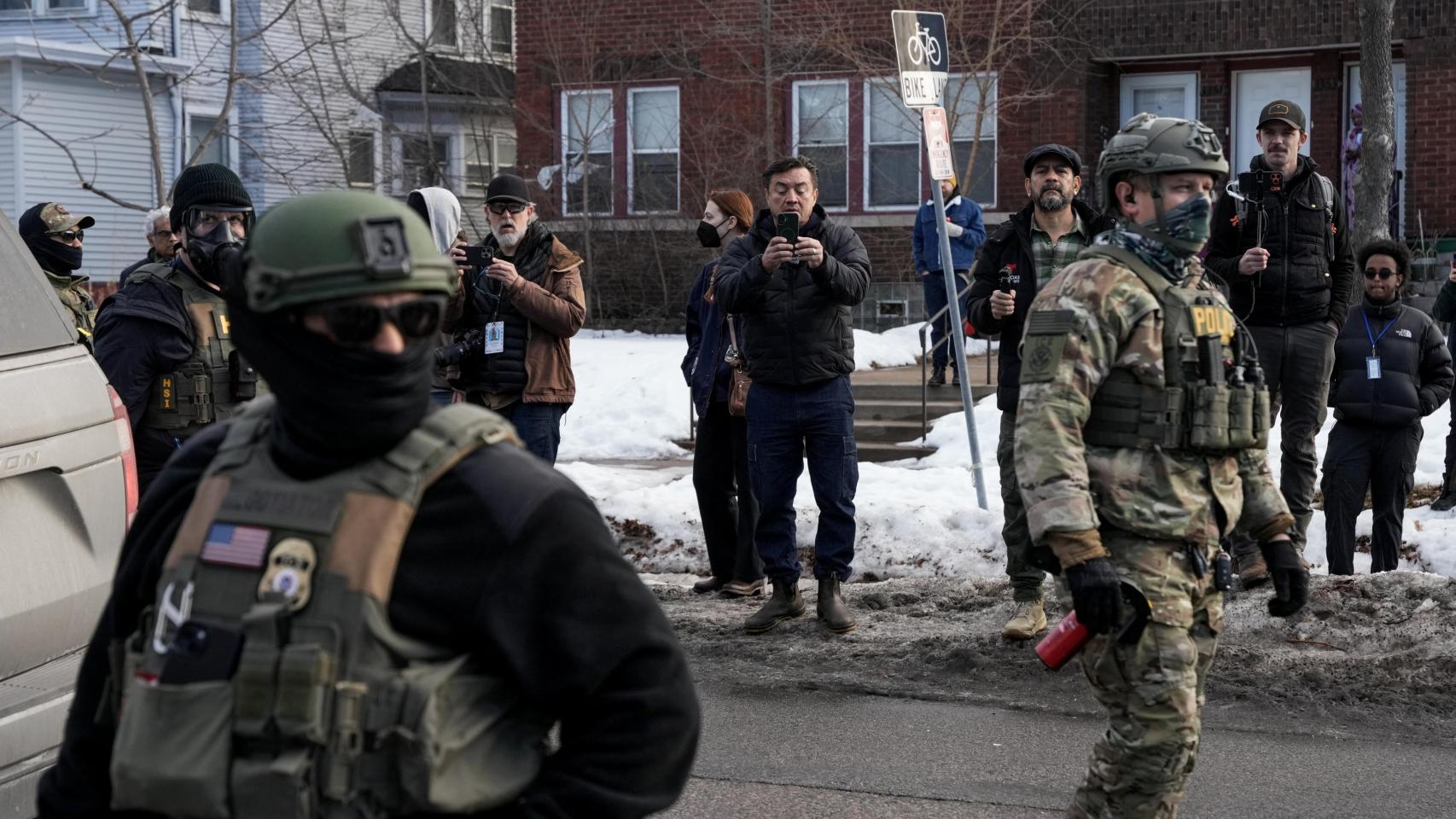 Agentes federales durante una redada de inmigración en Minéapolis, Minnesota.