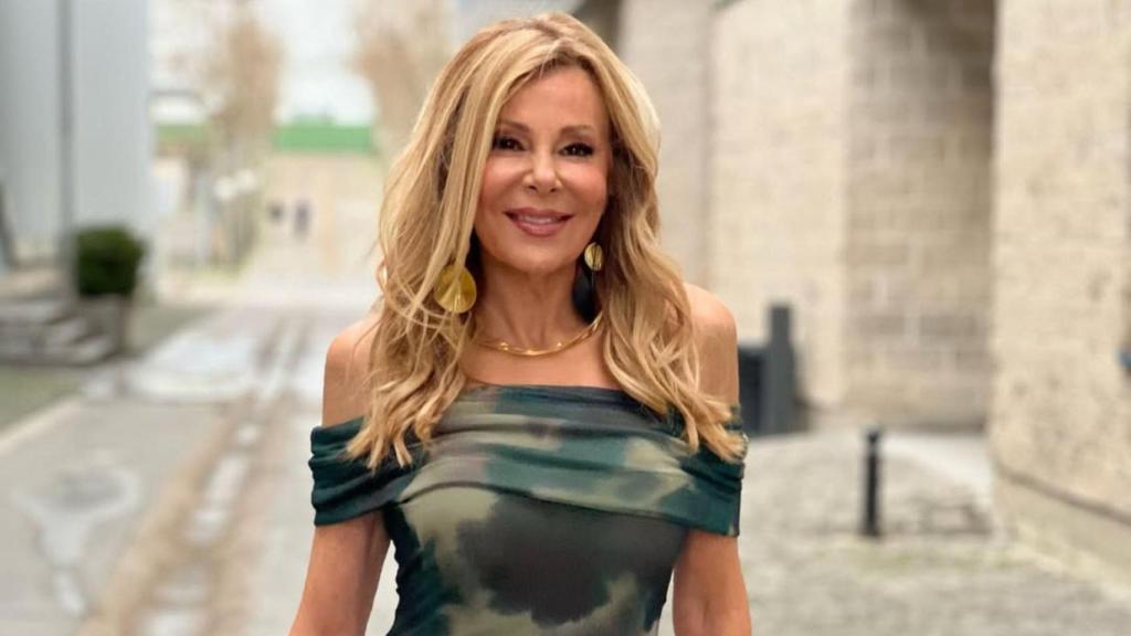 Ana Obregón, con un vestido de Juan Avellaneda en sus redes sociales.