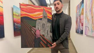Deiviz Kostoya con su obra O berro do Porco