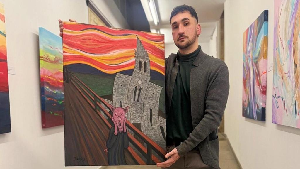 Deiviz Kostoya con su obra O berro do Porco