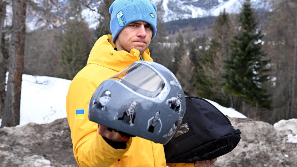 El corredor de skeleton Vladyslav Heraskevych muestra su casco.