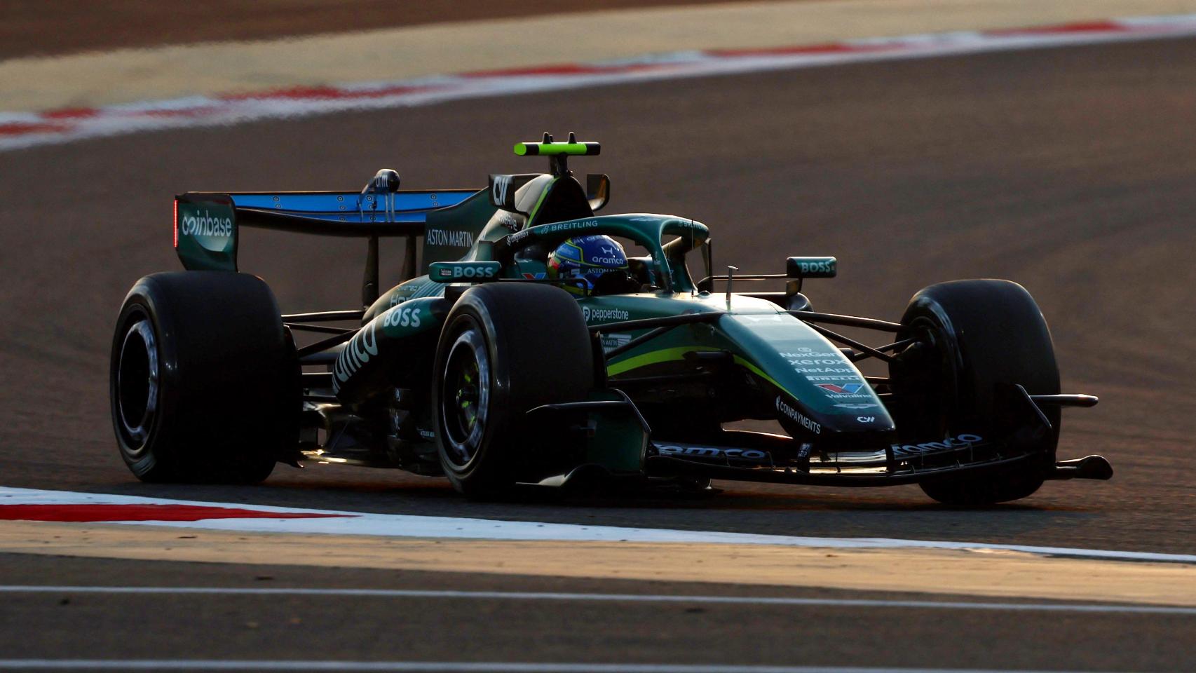 Fernando Alonso rueda con el AMR26 en la segunda jornada de los test de Baréin.