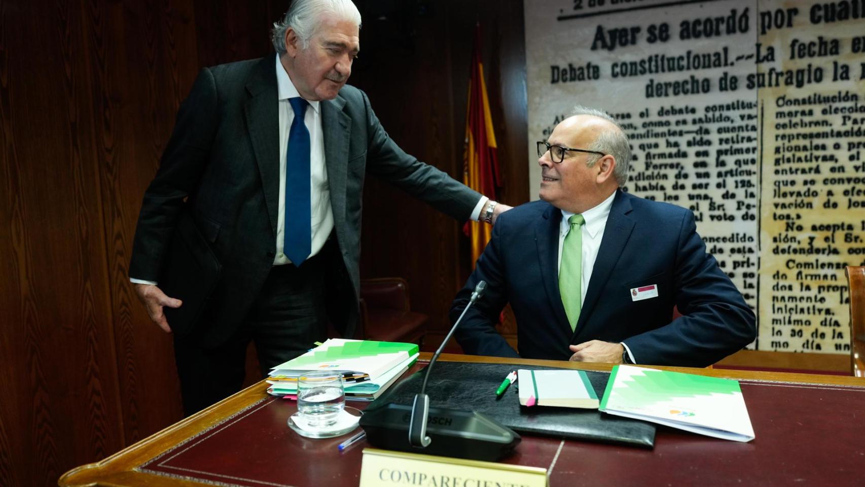 José Bogas, CEO de Endesa, y Mario Ruiz-Tagle, CEO de Iberdrola España, se saludan en la comparecencia en el Senado para hablar sobre el apagón.