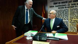 José Bogas, CEO de Endesa, y Mario Ruiz-Tagle, CEO de Iberdrola España, se saludan en la comparecencia en el Senado para hablar sobre el apagón.