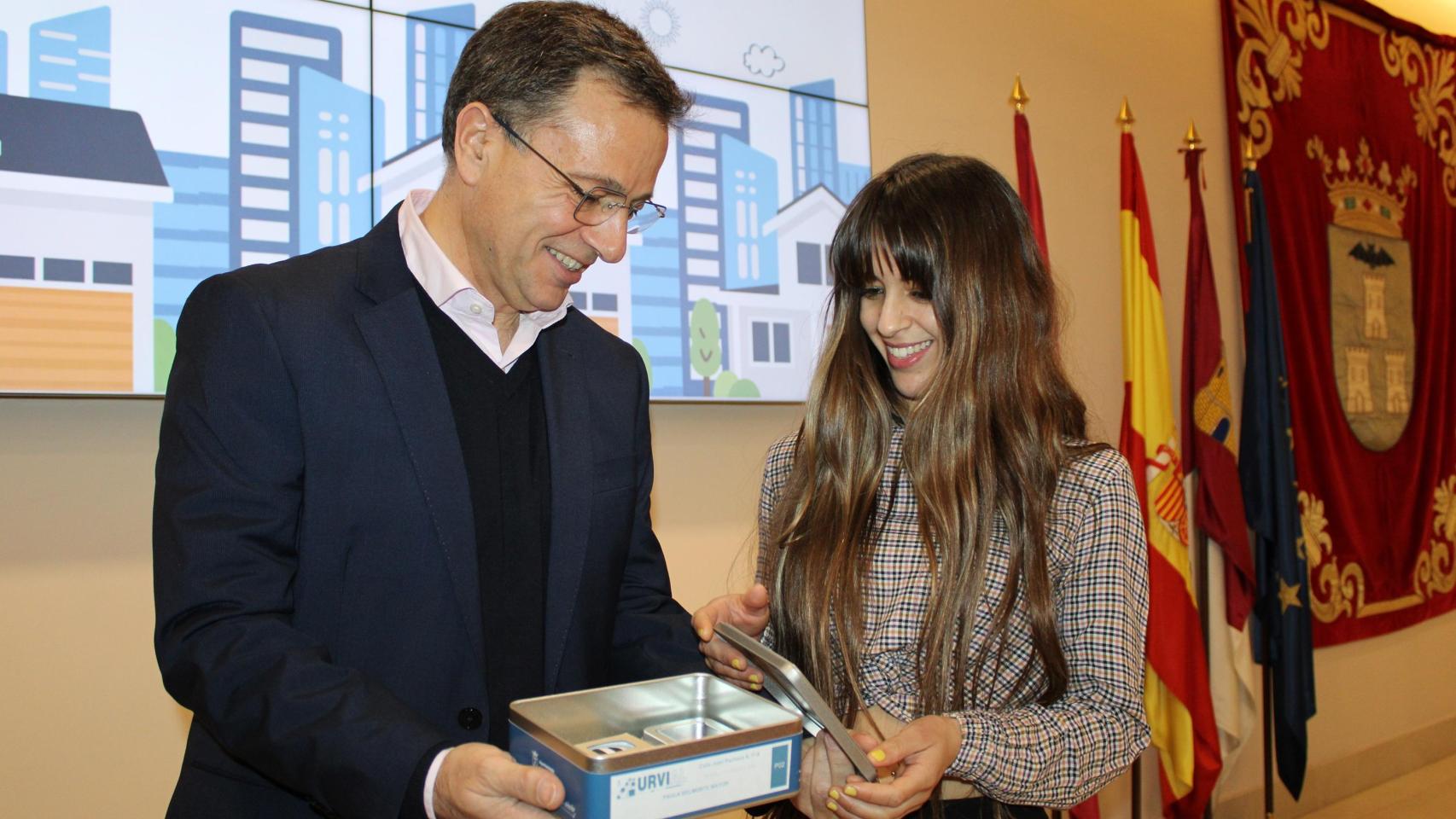 Manuel Serrano entregando las llaves de su vivienda a una de las agraciadas.