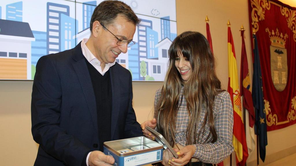 Manuel Serrano entregando las llaves de su vivienda a una de las agraciadas.