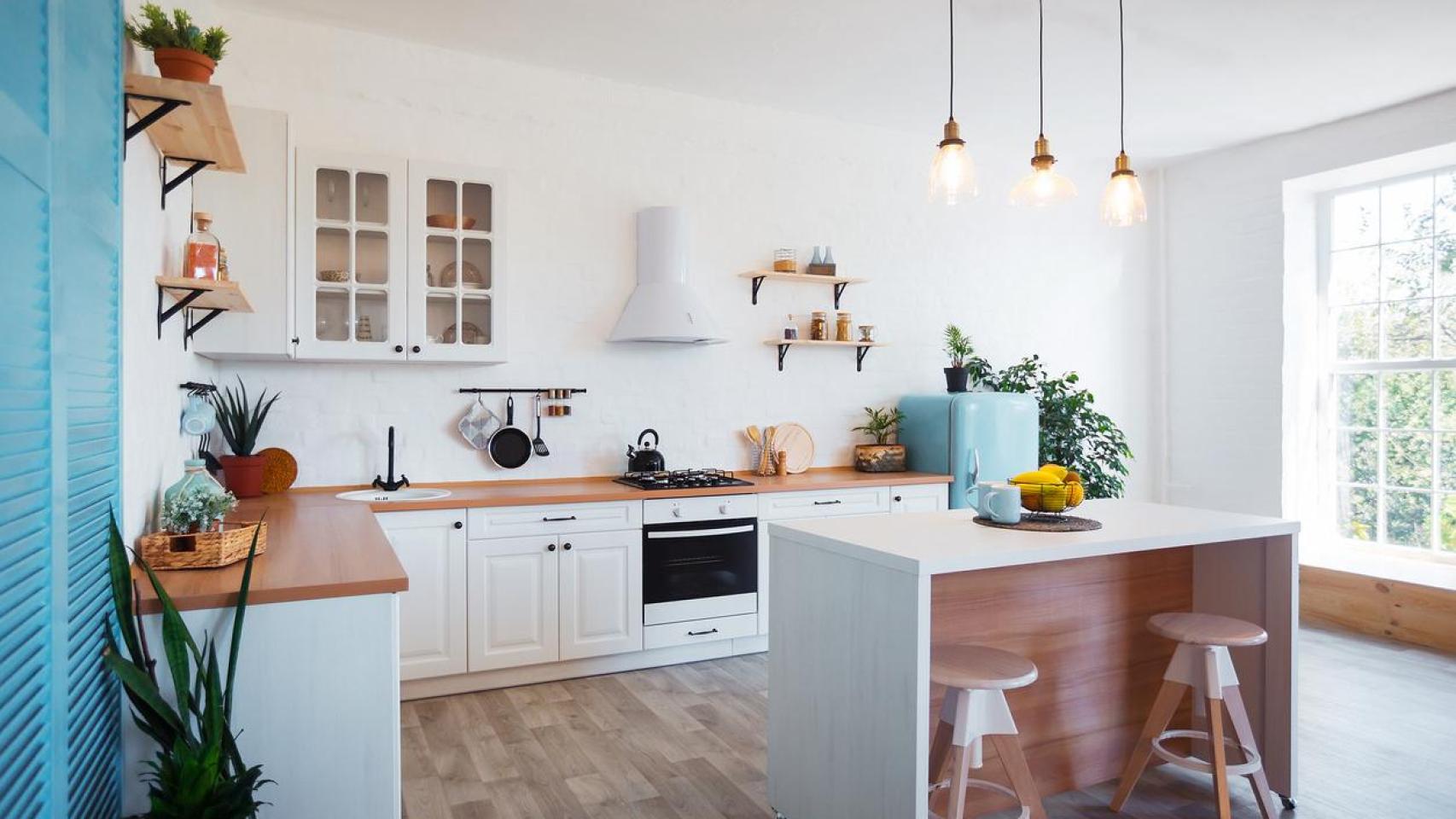 Interior de una cocina moderna y reformada.