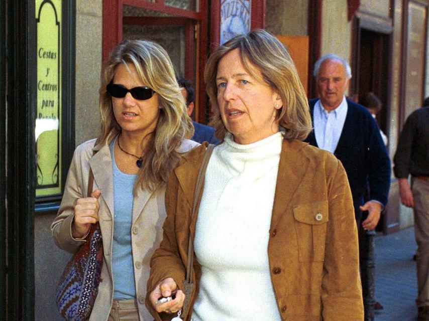 Nora junto a Isabel Sartorius.