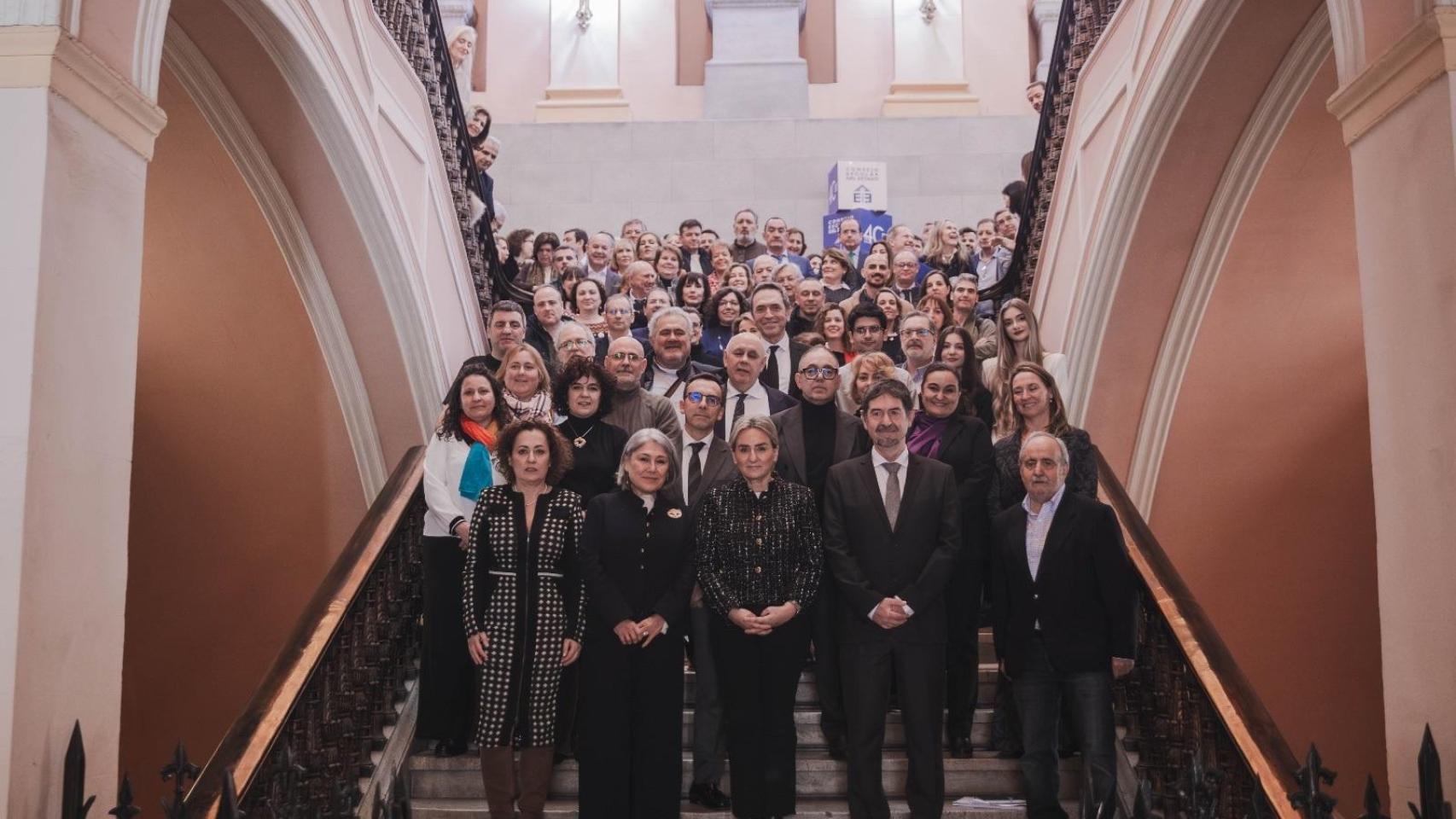 La ministra de Educación, Milagros Tolón, rodeada del Consejo de Estado.