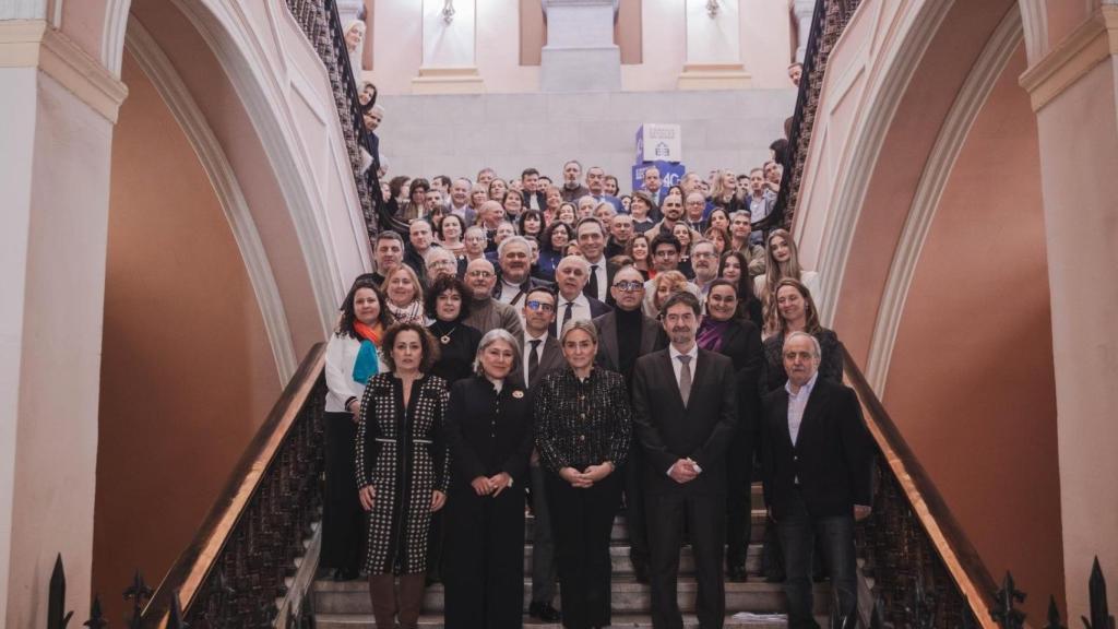 La ministra de Educación, Milagros Tolón, rodeada del Consejo de Estado.