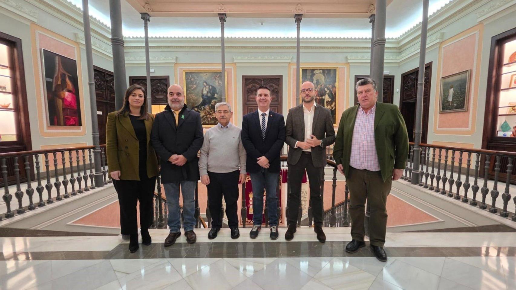 Reunión de representantes institucionales y de la AECC en la Diputación de Ciudad Real.