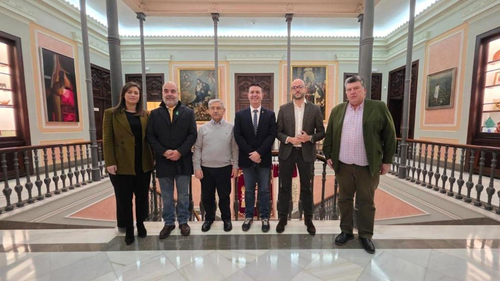 Reunión de representantes institucionales y de la AECC en la Diputación de Ciudad Real.