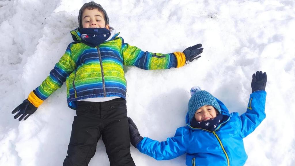 Iago y André jugando en la nieve.