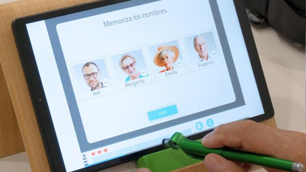 Usuario del Hogar de mayores Camino de Olivos de Gerontorioja trabajando con NeuronUP.