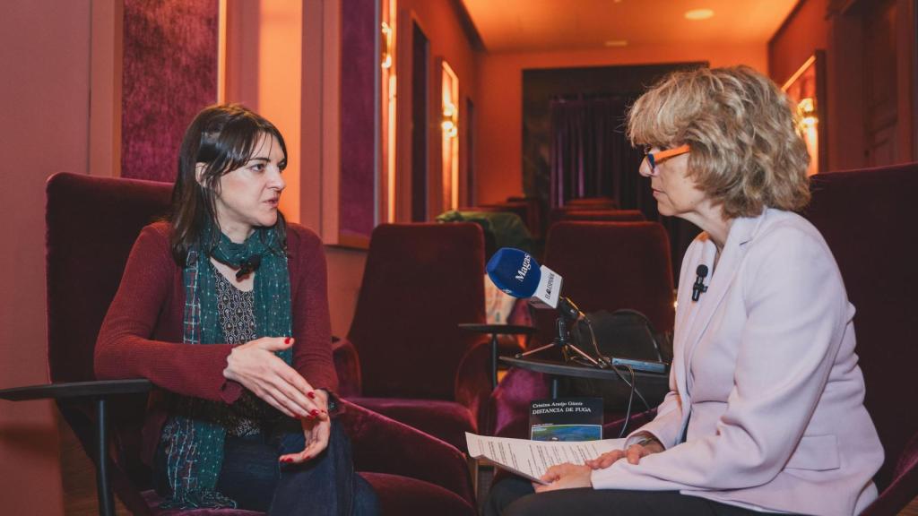 La autora, junto a la periodista Rosa Sánchez de la Vega en la entrevista para Magas.
