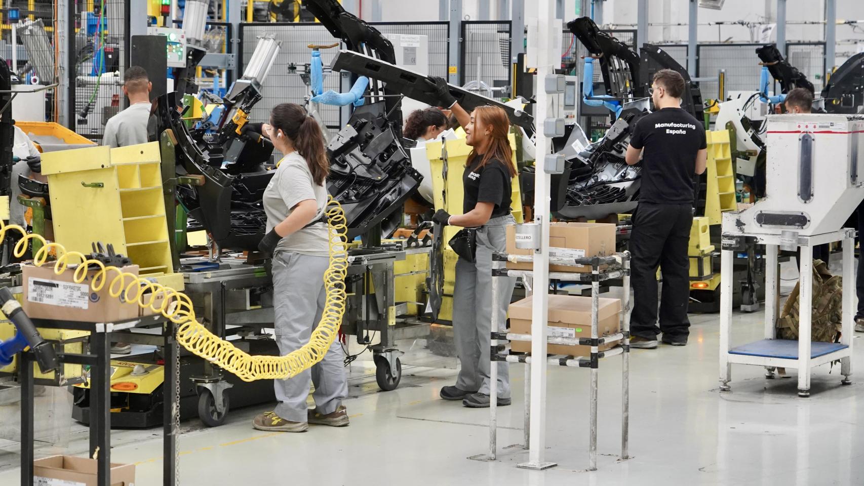 Un grupo de empleados de la factoría de Carrocerías de Renault en Valladolid