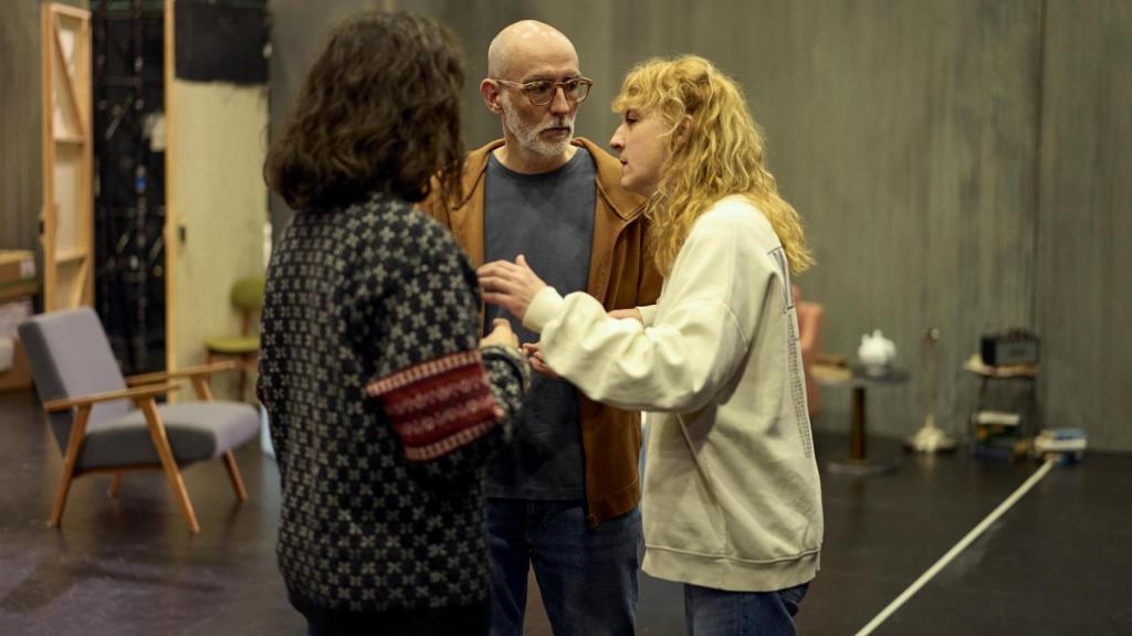 Alfredo Sanzol, Nuria Mencía y Eva Carrera (ayudante de dirección, de espaldas), durante un ensayo. Foto: Bárbara Sánchez Palomero