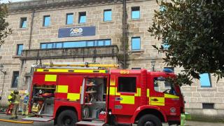 El incendio de la Policía Nacional de Santiago obligó a desalojar la Rectoría y el IES Rosalía de Castro