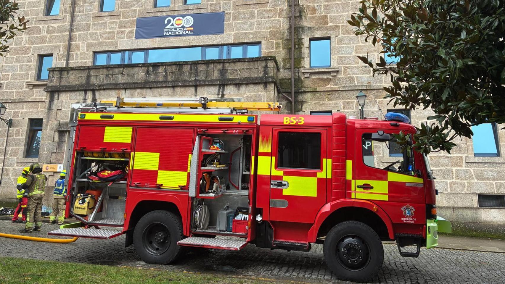 El incendio de la Policía Nacional de Santiago obligó a desalojar la Rectoría y el IES Rosalía de Castro