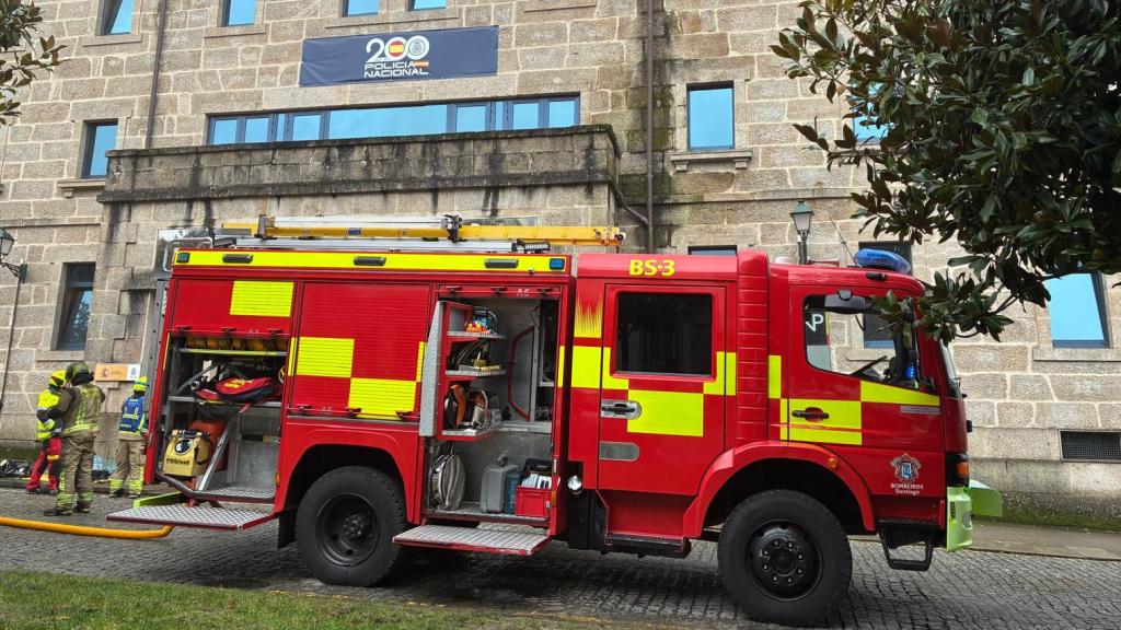El incendio de la Policía Nacional de Santiago obligó a desalojar la Rectoría y el IES Rosalía de Castro