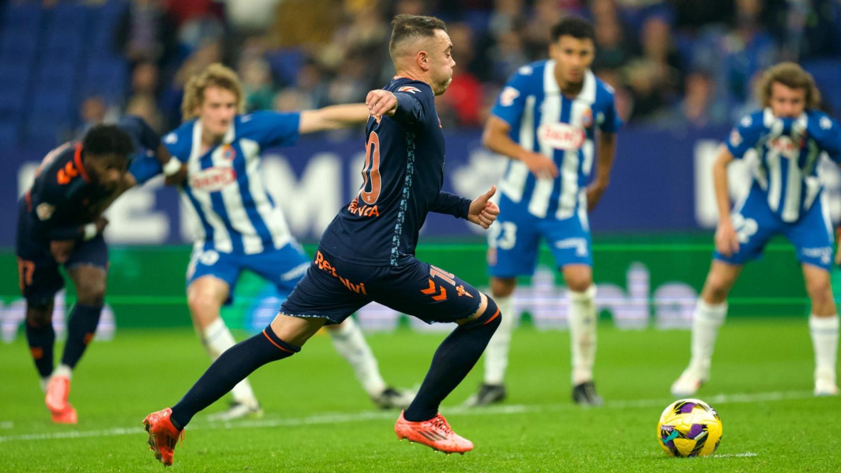 Aspas anota de penalti en la derrota del año pasado ante el Espanyol.