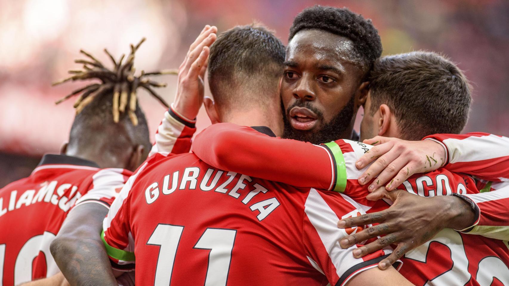 Iñaki Williams celebra con sus compañeros uno de los goles marcados ante el Levante en La Liga.