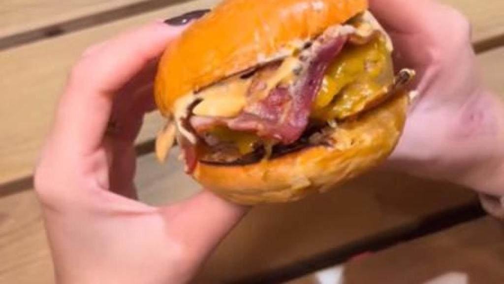Una de las hamburguesas que ofrece la carta de Caña by Cañitas.