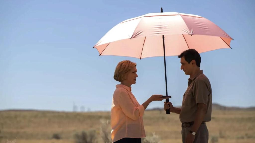 Carol y Manousos, en una escena de 'Pluribus'.