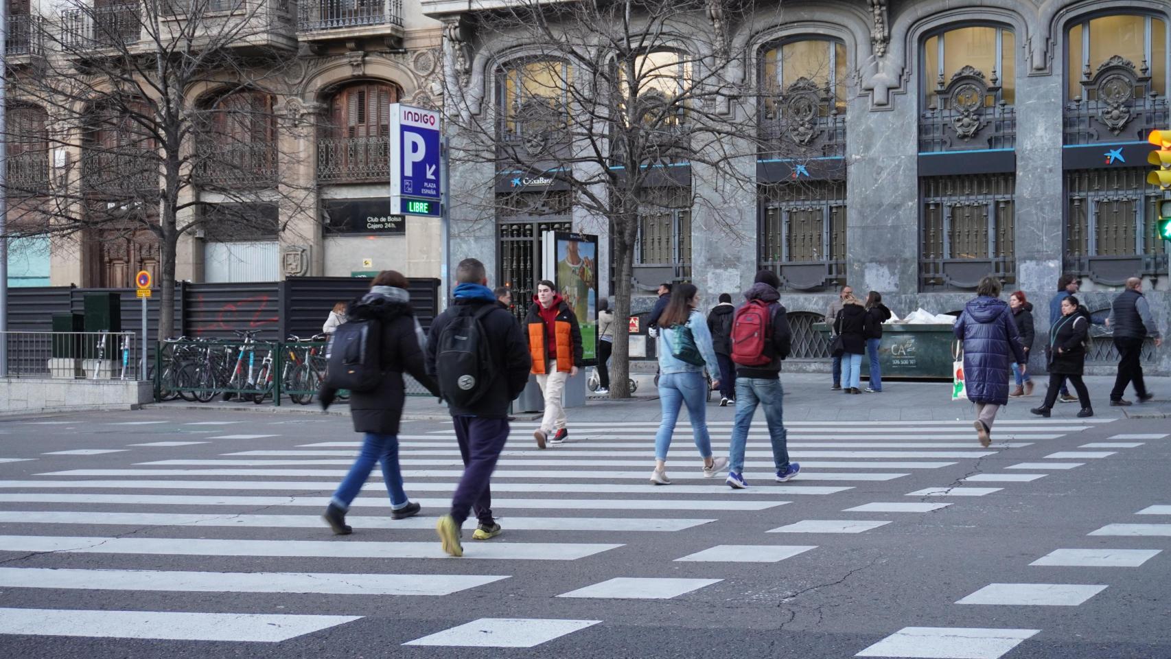 Gente paseando por el centro de Zaragoza