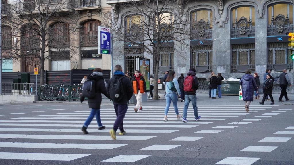 Gente paseando por el centro de Zaragoza