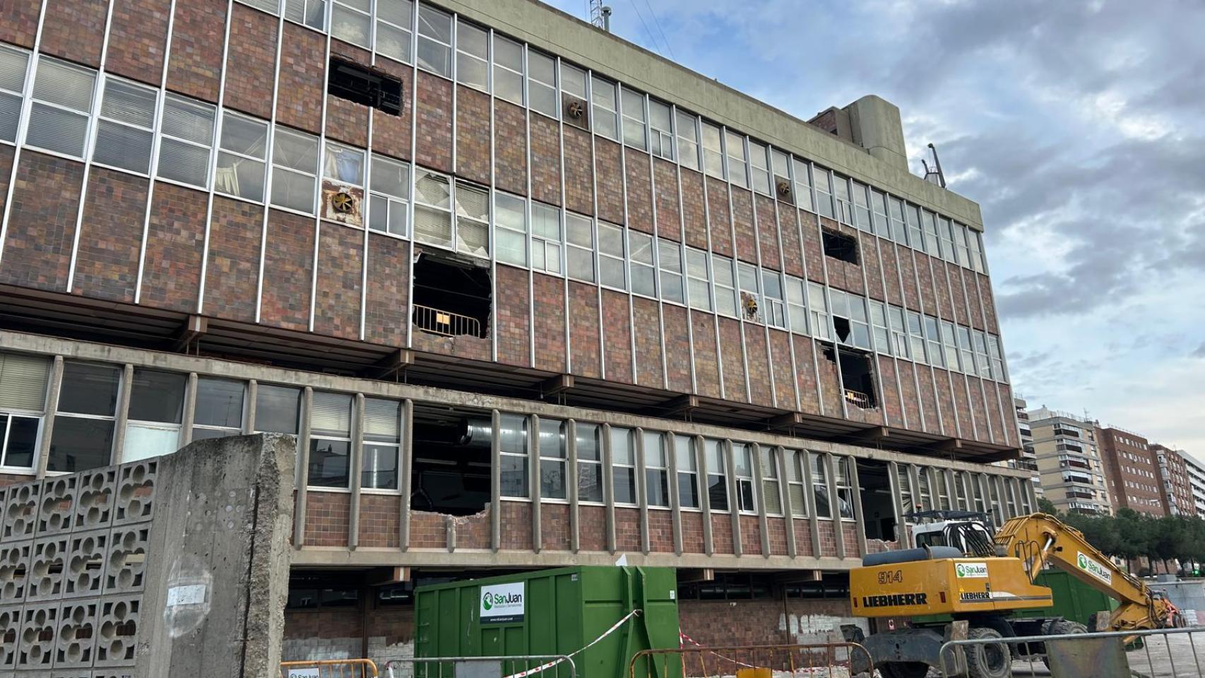 Fachada trasera del antiguo edificio de Correos, en Zaragoza.