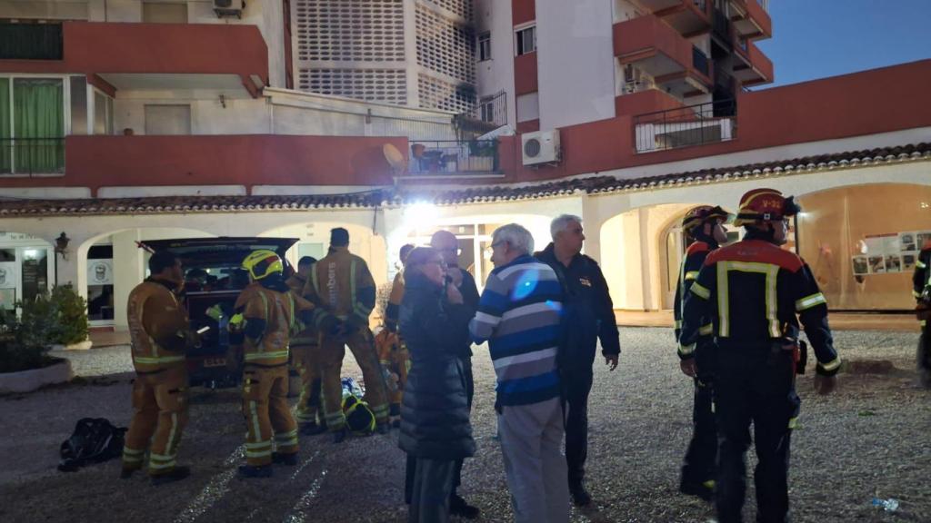 La alcaldesa de Xàbia, Rosa Cardona en el centro, en el edificio afectado por el incendio.