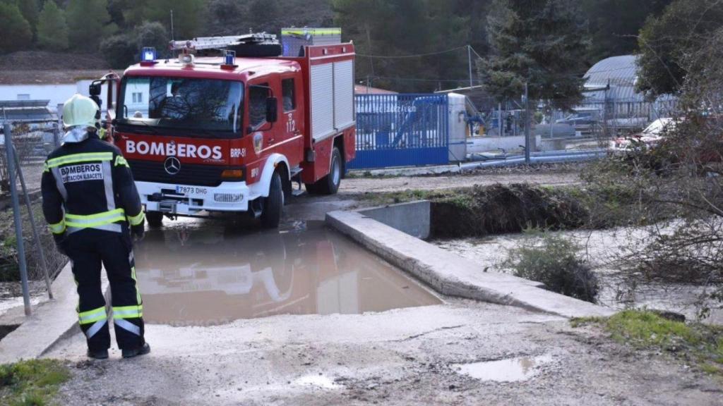 Bomberos de la Diputación de Albacete achicando agua.