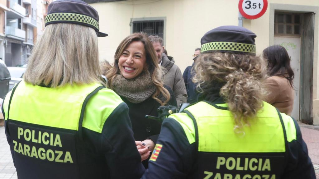La alcaldesa de Zaragoza, Natalia Chueca, con dos agentes de la Policía Local