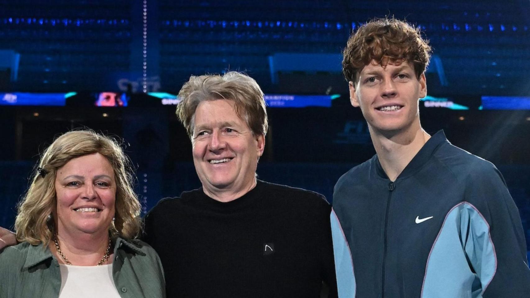Jannik Sinner, con sus padres