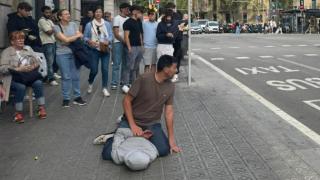 Un agente de paisano detiene a un delincuente multirreincidente.