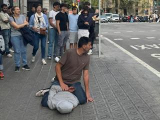 Un agente de paisano detiene a un delincuente multirreincidente.