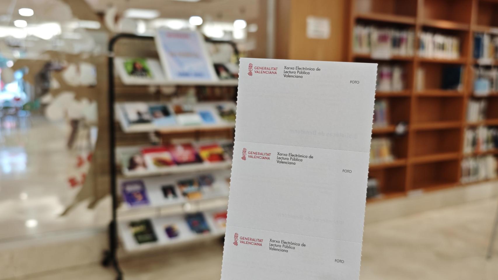 Los deseados carnets de biblioteca en blanco que se están pidiendo en los municipios de Alicante.