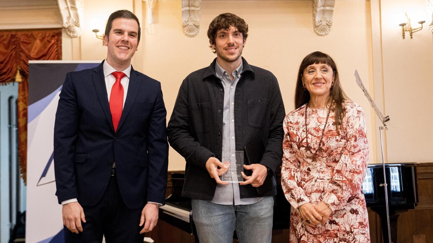 El periodista Alejandro Muñoz recogiendo su premio.